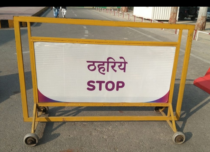 Road barricade